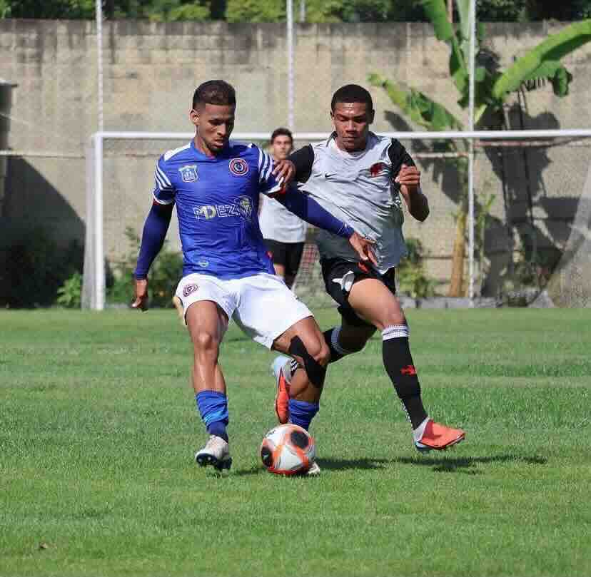 Lance de disputa de bola em partida amistosa.